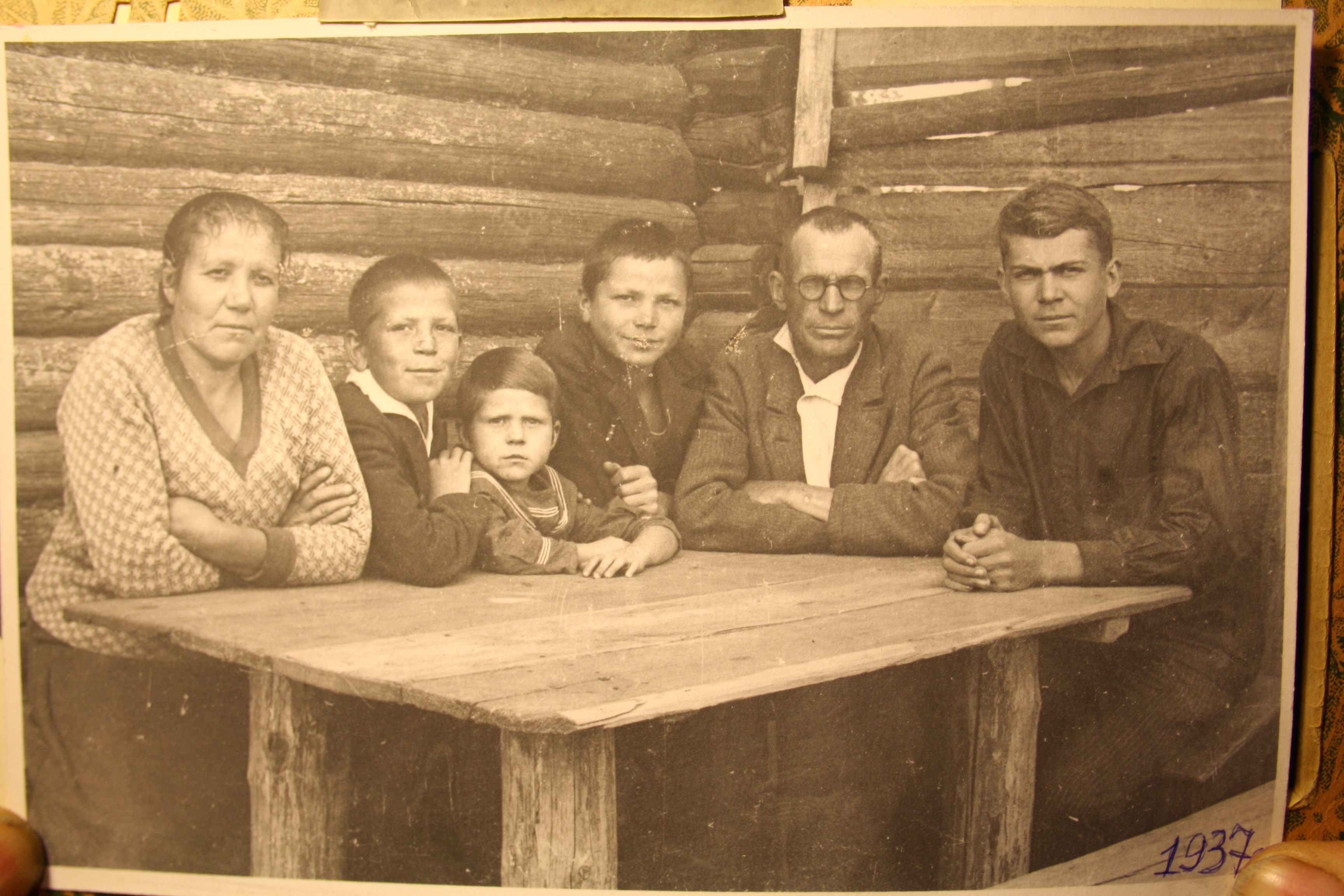 Семья Коркодиновых, 1937 год: мать Агриппина Алексеевна, сын Виктор, дочь Валя, сын Юрий, отец Георгий Андреевич, сын Сергей / Семейный архив